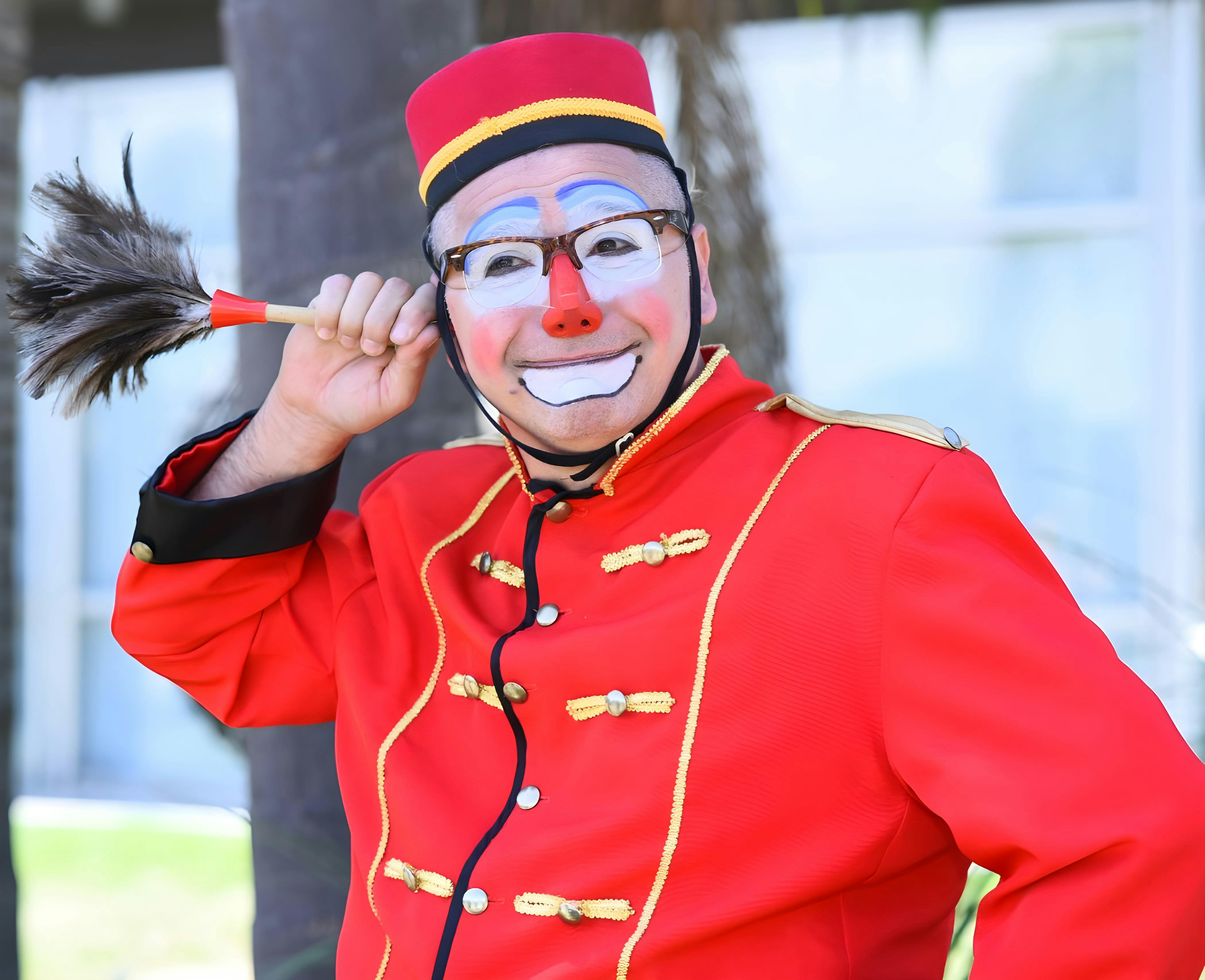 Ücretsiz Canlı kostümlü, renkli sirk palyaçosu dışarıda parlak bir şekilde gülümsüyor. Stok Fotoğraflar
