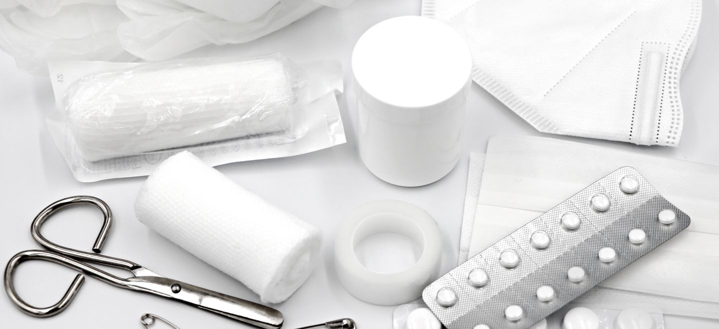 Materiale sanitario: bende, cerotti e forbici