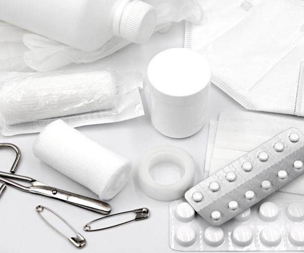 Materiale sanitario: bende, cerotti e forbici