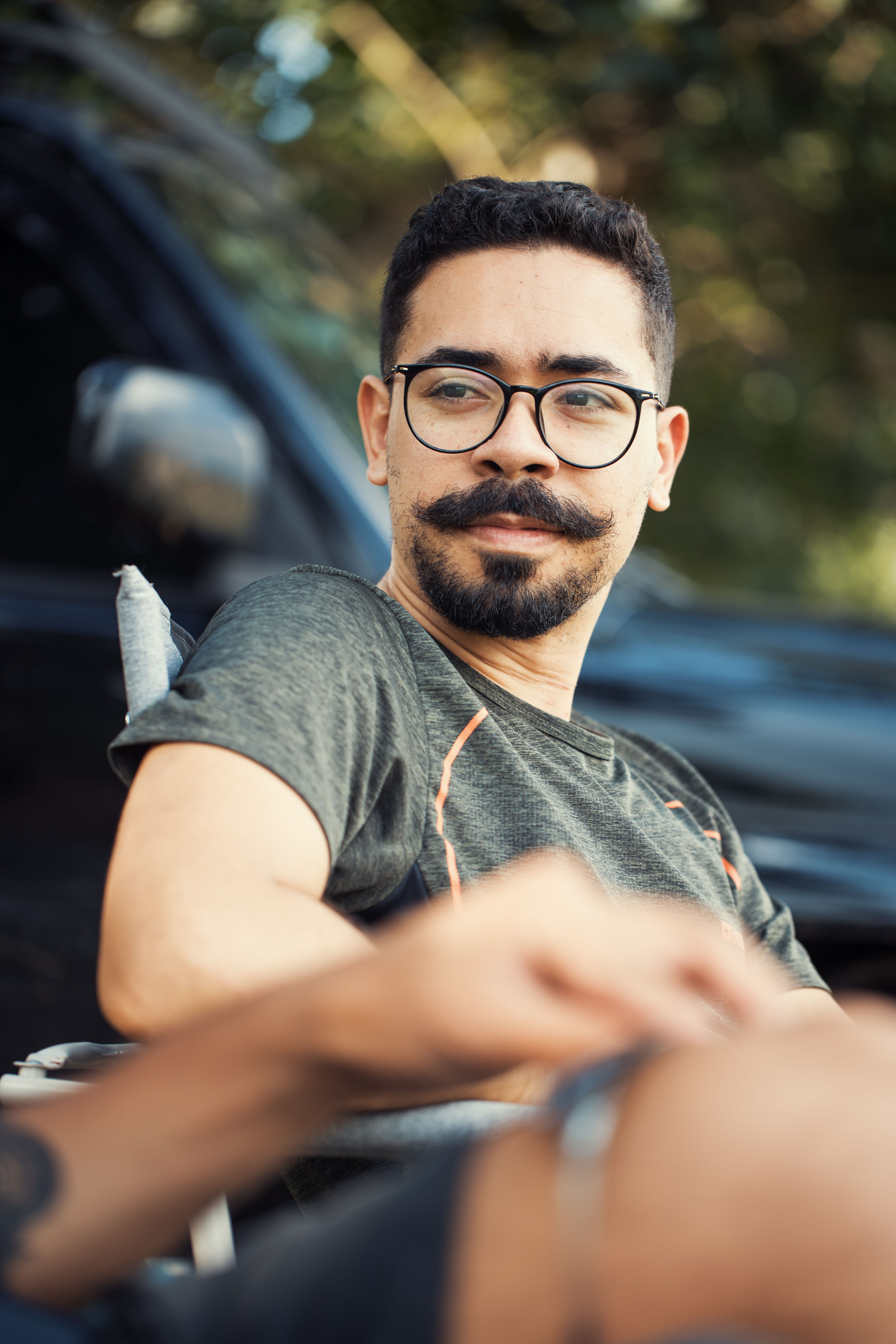 Retrato Casual De Un Hombre Al Aire Libre Con Gafas · Foto de stock ...