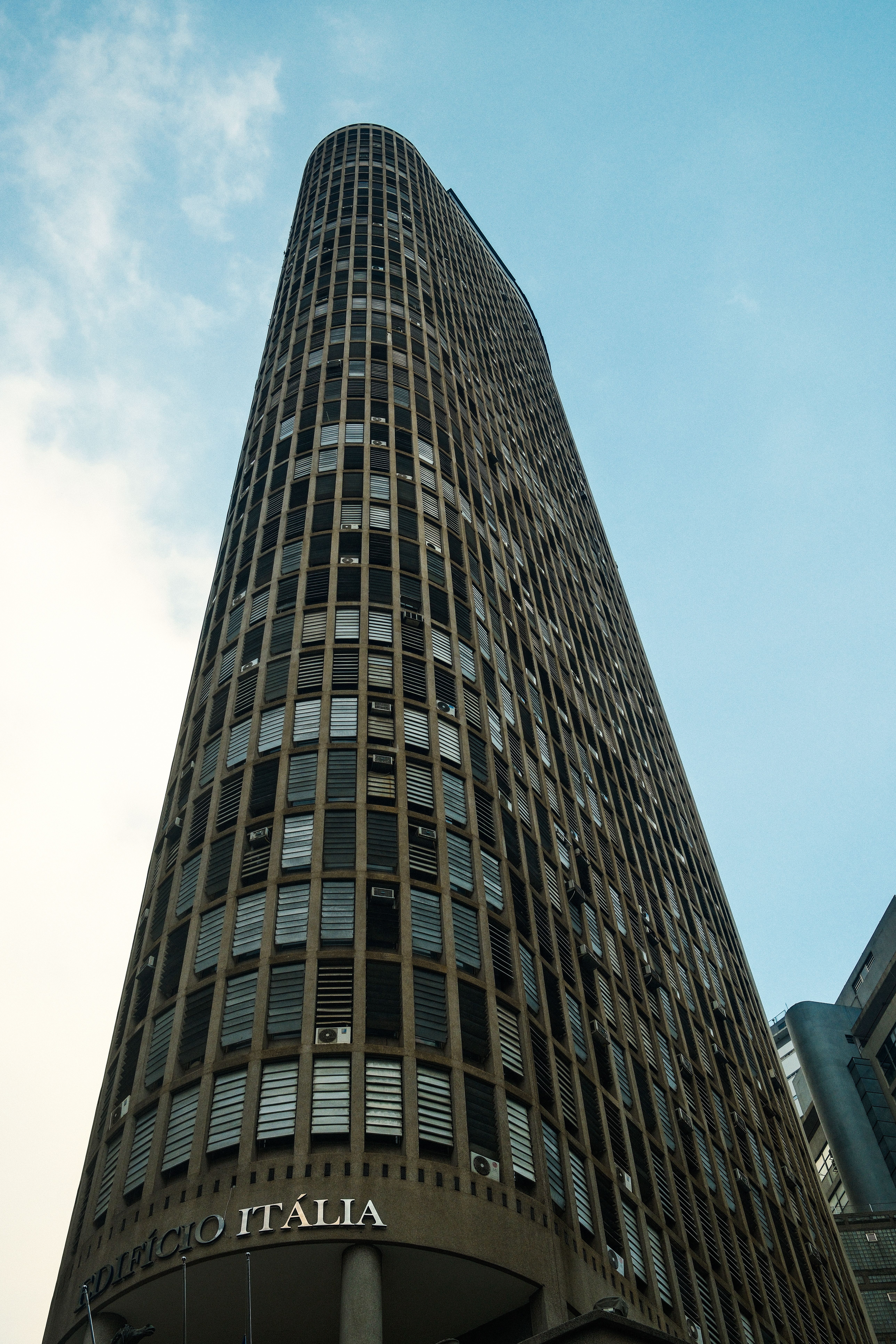 Quais são os edifícios mais altos do mundo? Um deles foi atingido por um pequeno avião este ano