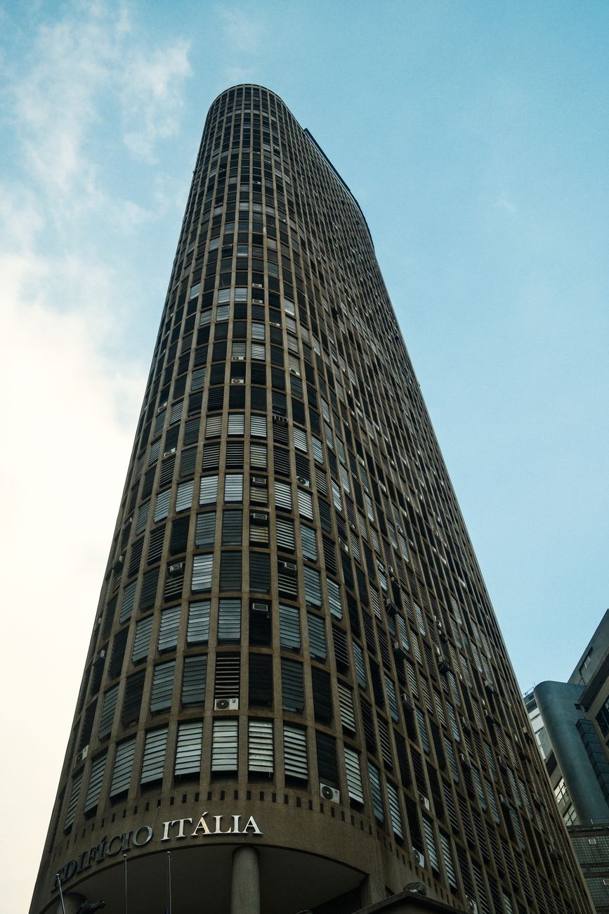 Quais são os edifícios mais altos do mundo? Um deles foi atingido por um pequeno avião este ano