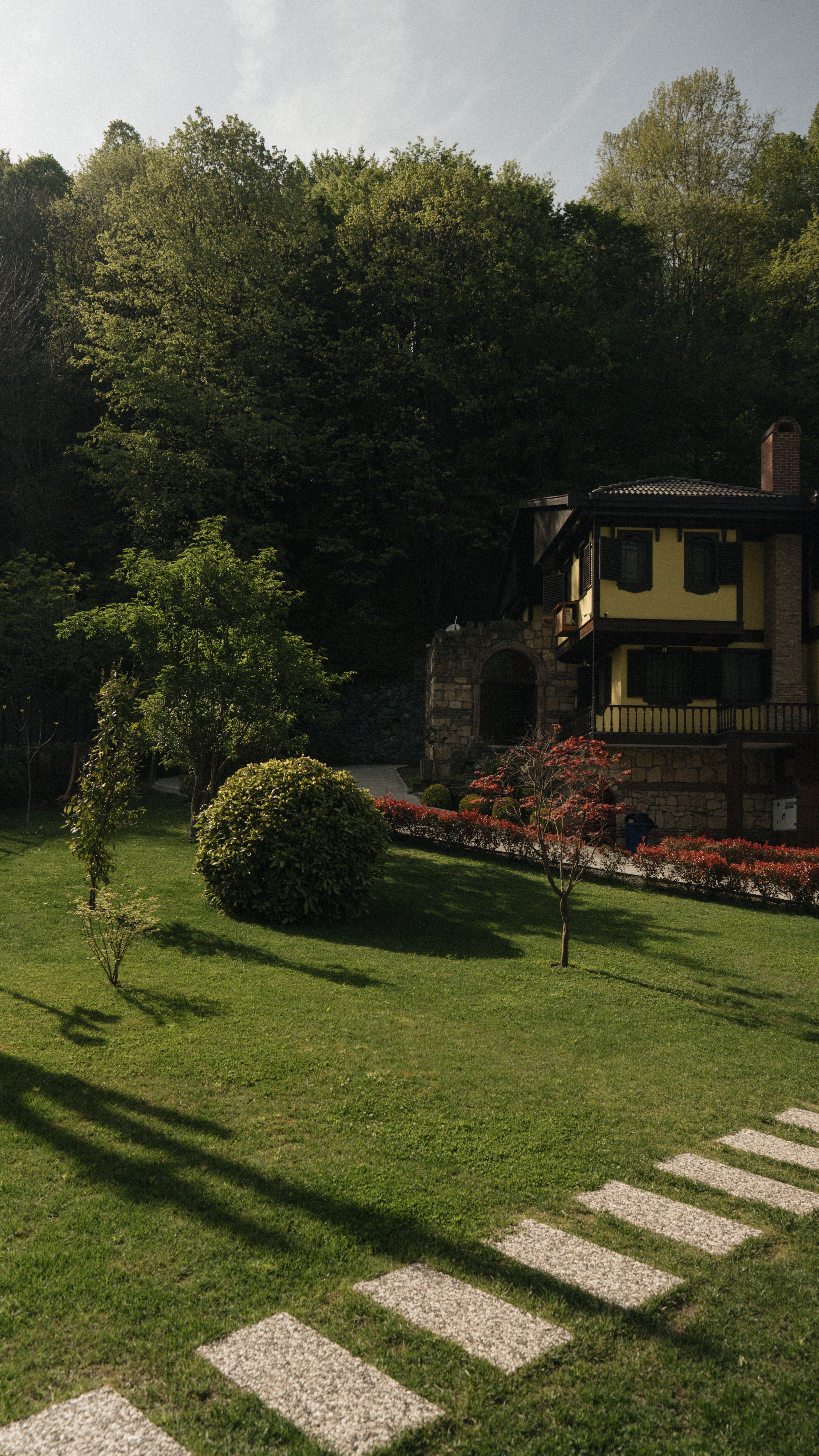 Charming Countryside House with Lush Garden · Free Stock Photo