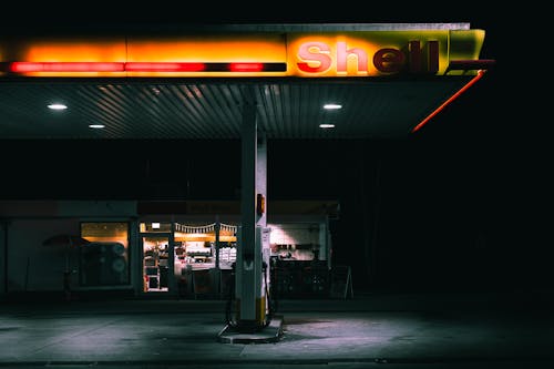 Ücretsiz Shell Benzin İstasyonu'nun Sığ Odak Fotoğrafı Stok Fotoğraflar