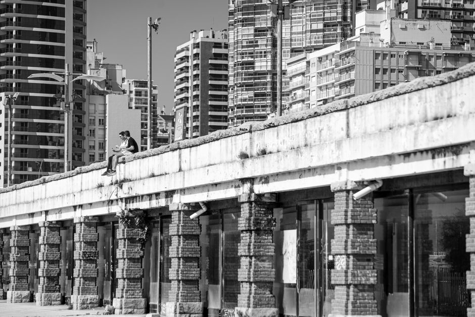 Una fotografía en blanco y negro de la vida urbana con rascacielos en Mar del Plata, Argentina.