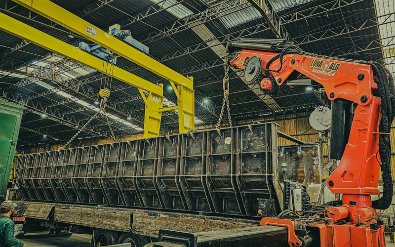 Forklift memuat material konstruksi untuk project cargo