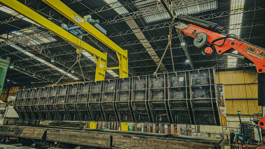 Elevator hoistway suspension reeving arrangement 1 to 1 and 2 to 1
