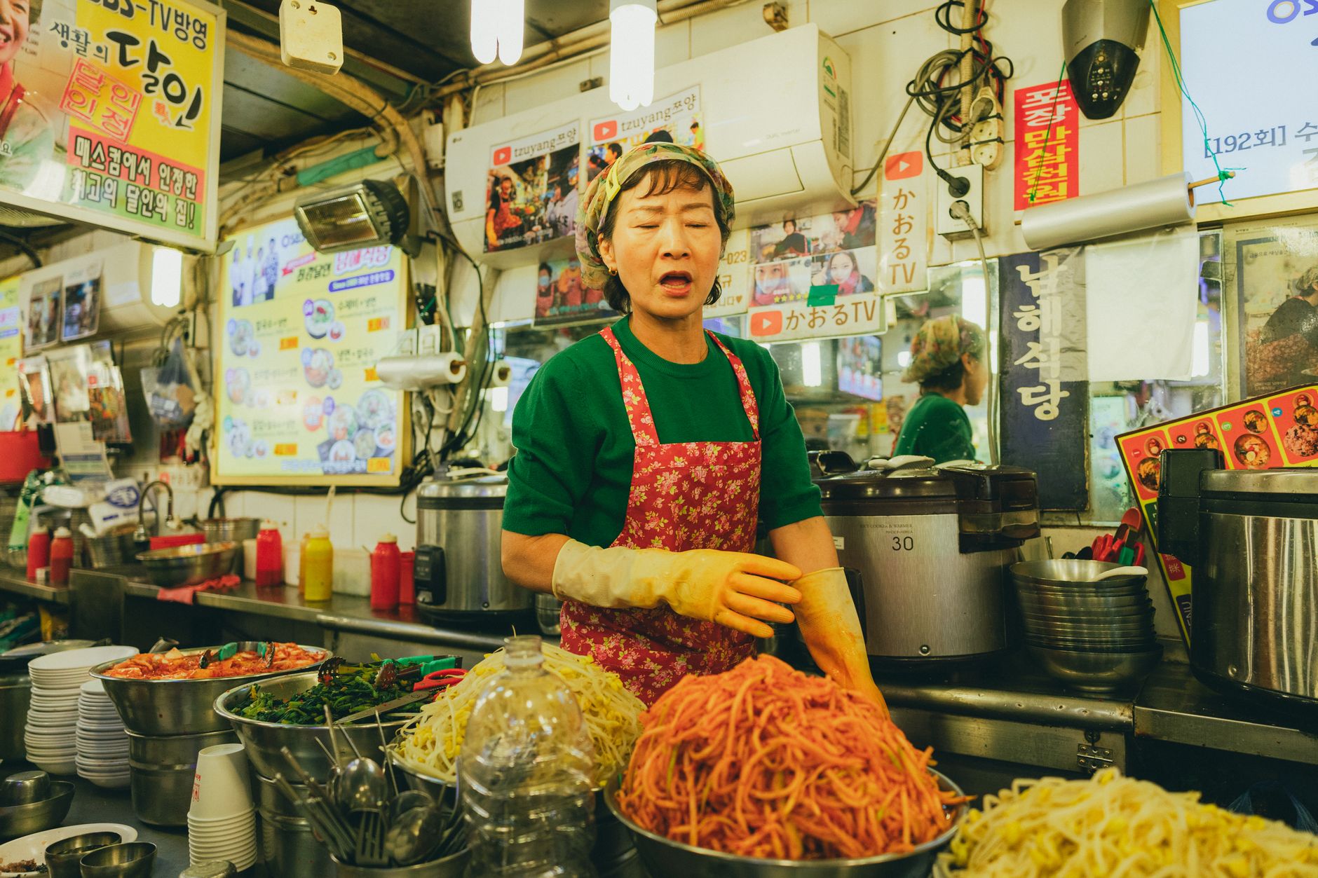 Explore a bustling street food market in Seoul with vibrant dishes and local vendors.
