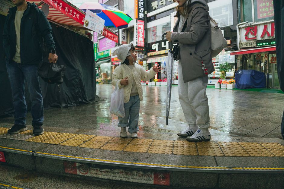 Best Lightweight Raincoat for Seoul Commute With Toddler? My Honest Review After Getting Soaked on Line 2