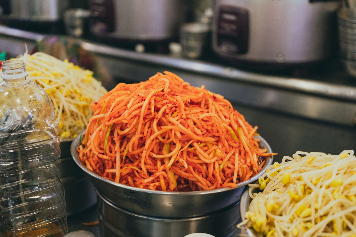 Comida callejera en un mercado de Seúl, Corea del Sur