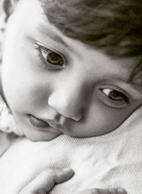 Retrato En Blanco Y Negro De Un Niño Reflexivo · Foto de stock gratuita