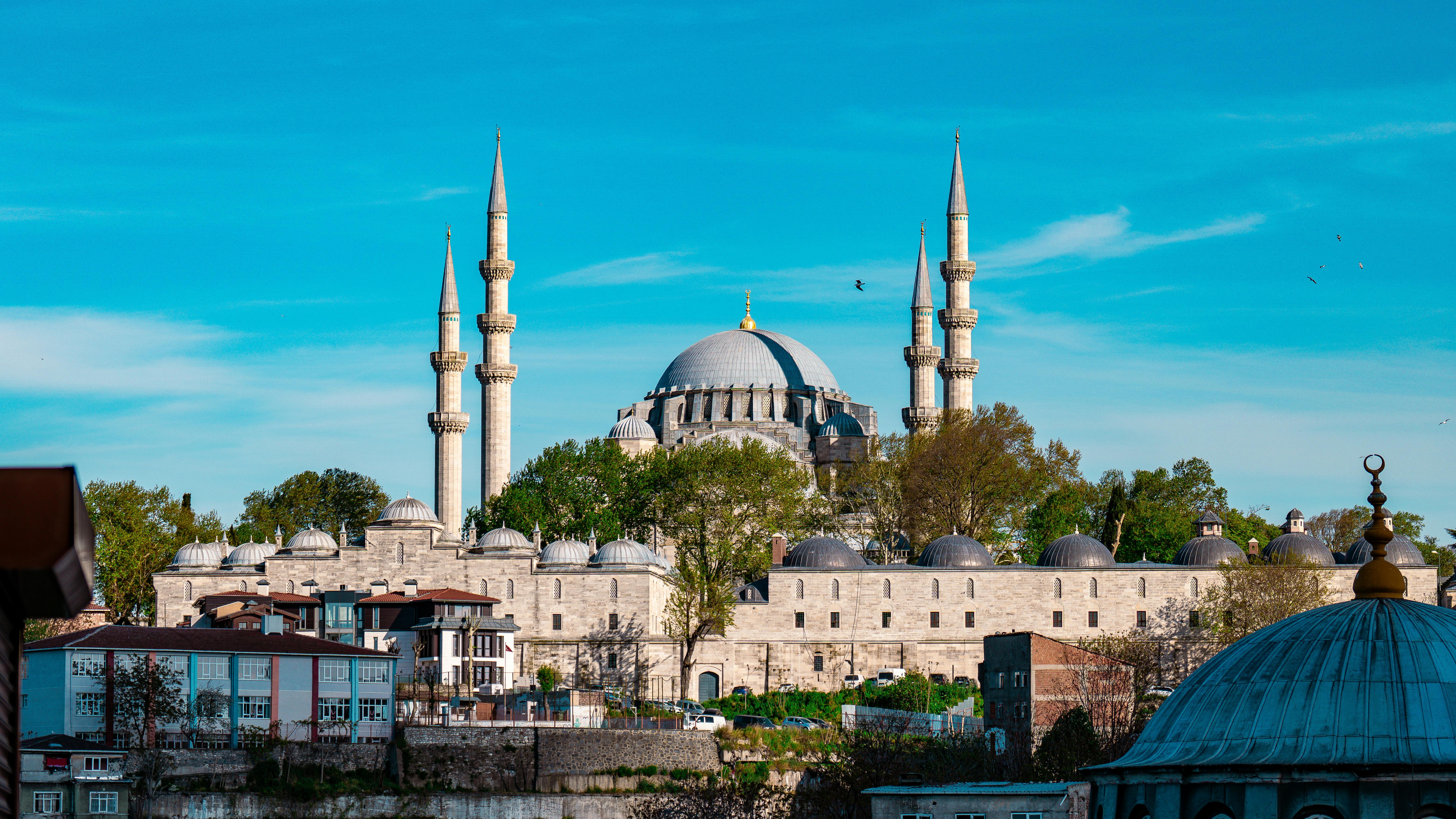 Osmanlı İmparatorluğu'nun altın çağını ve Kanuni Sultan Süleyman dönemindeki önemli tarihi olayları temsil eden illüstrasyon ve Sultan portresi.