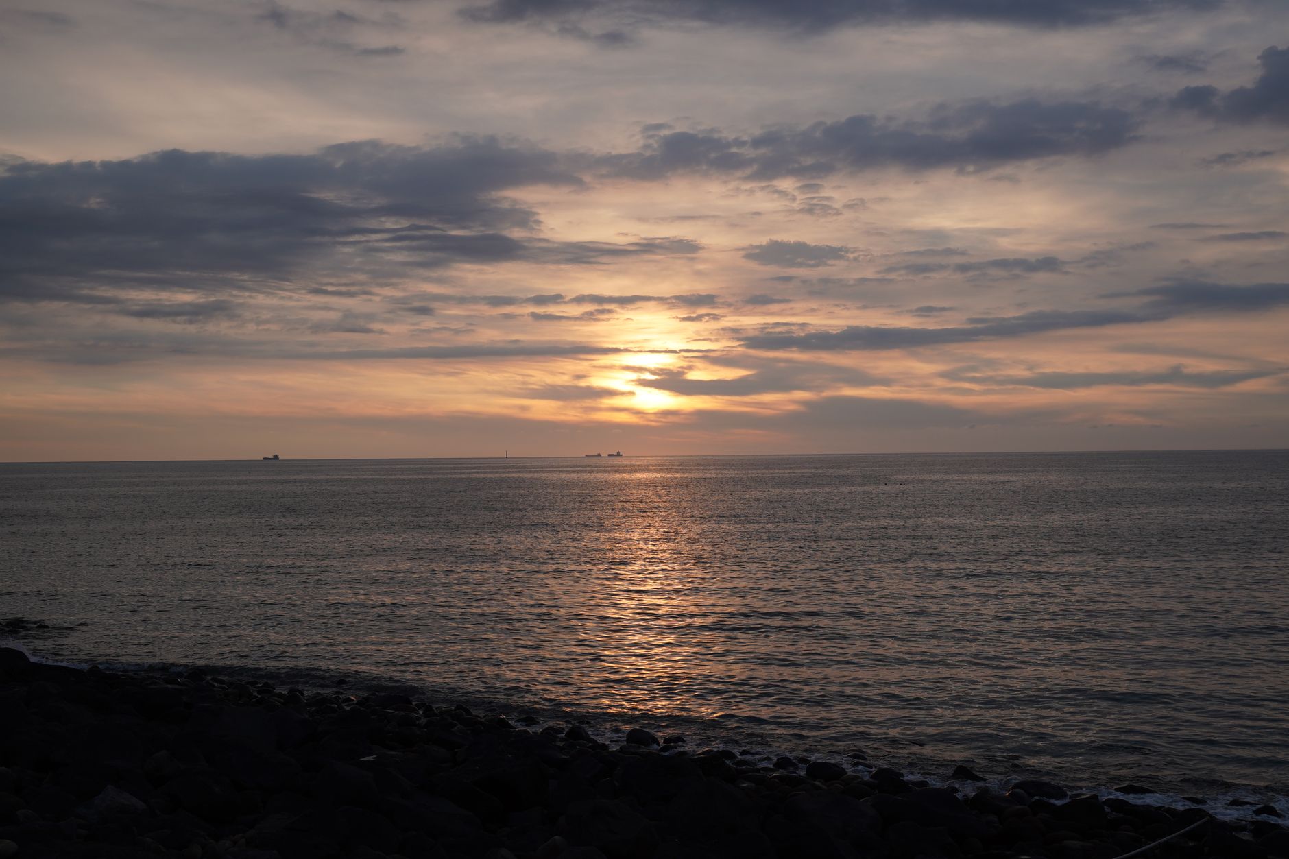 新北攝影愛好者必去:日出夕陽夜景10大景點(附拍攝Tips) A breathtaking sunset view over the ocean in New Taipei City, Taiwan, highlighting serene coastal beauty.