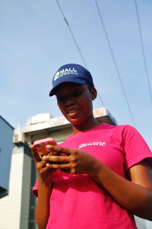 Jeune fille avec smartphone