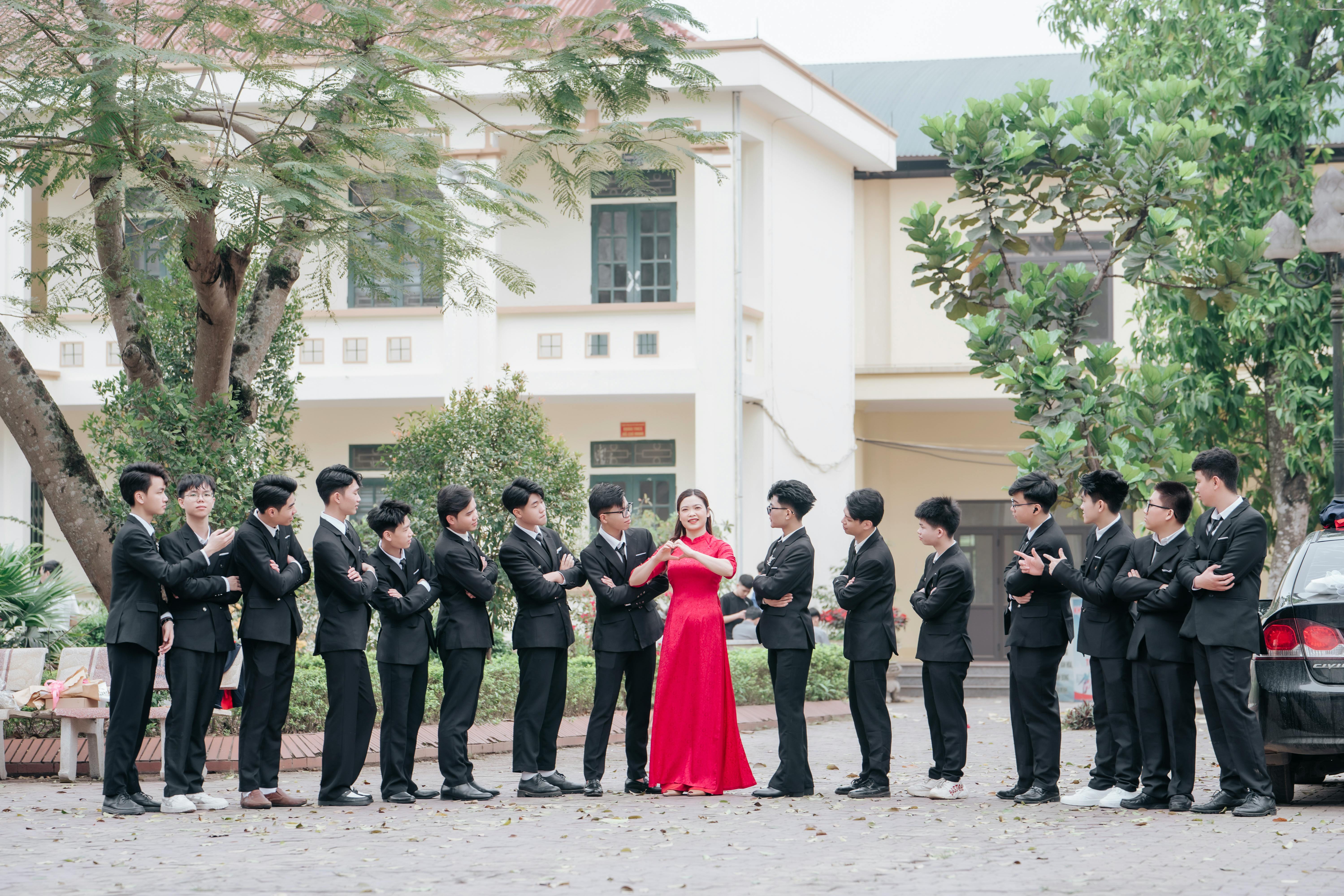 Nhóm bạn chụp ảnh kỷ yếu concept party tự nhiên