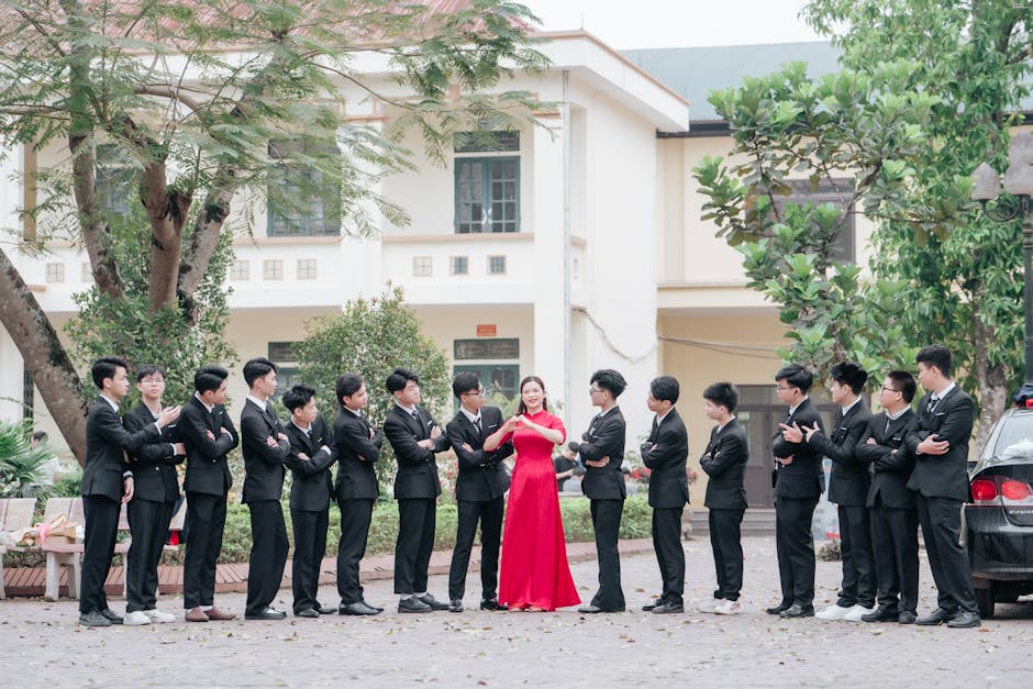 Nhóm bạn chụp ảnh kỷ yếu concept party tự nhiên