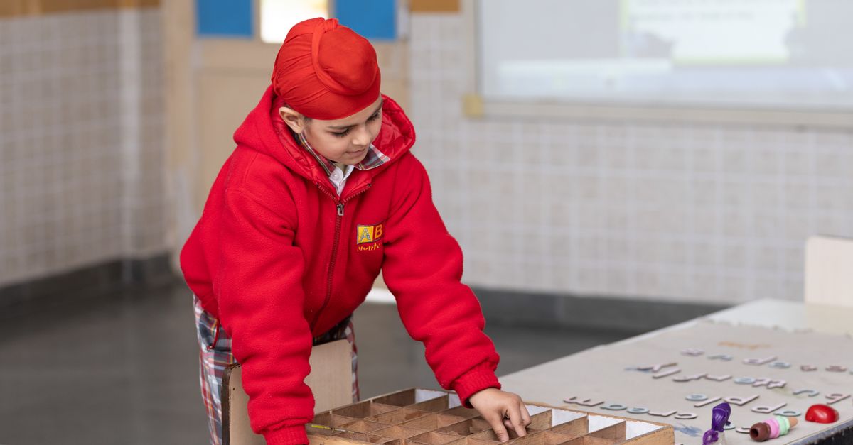 Un jeune étudiant se concentre sur une activité en classe, améliorant l’apprentissage pratique dans un cadre scolaire.