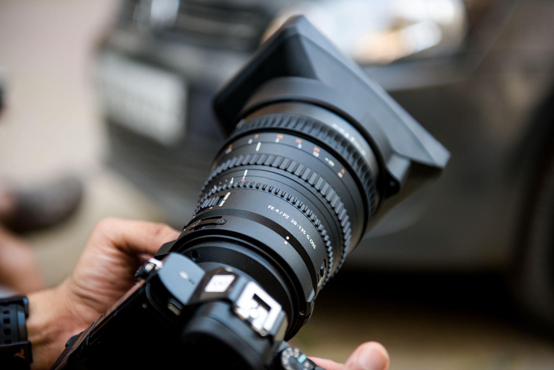 Gros plan d'un objectif d'appareil photo professionnel, capturé avec précision. Idéal pour les passionnés de photographie.