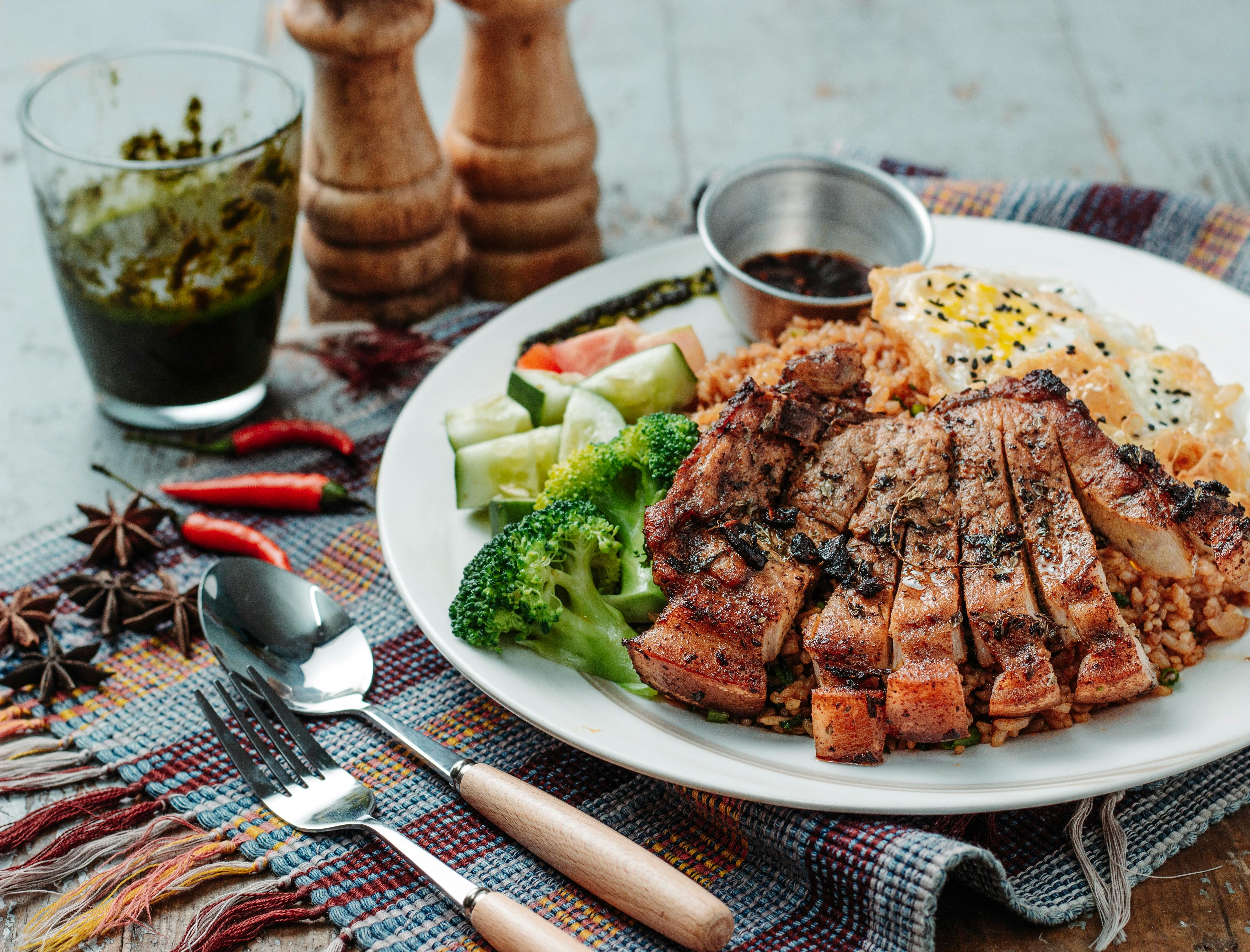 Grilled barbecue on the table. | Photo: Pexels