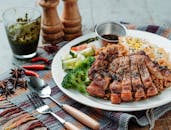 烤猪肉配西兰花、黄瓜和鸡蛋，再配上米饭，堪称美味佳肴