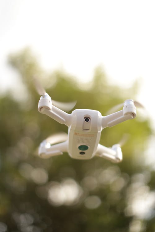 белый квадрокоптер Drone