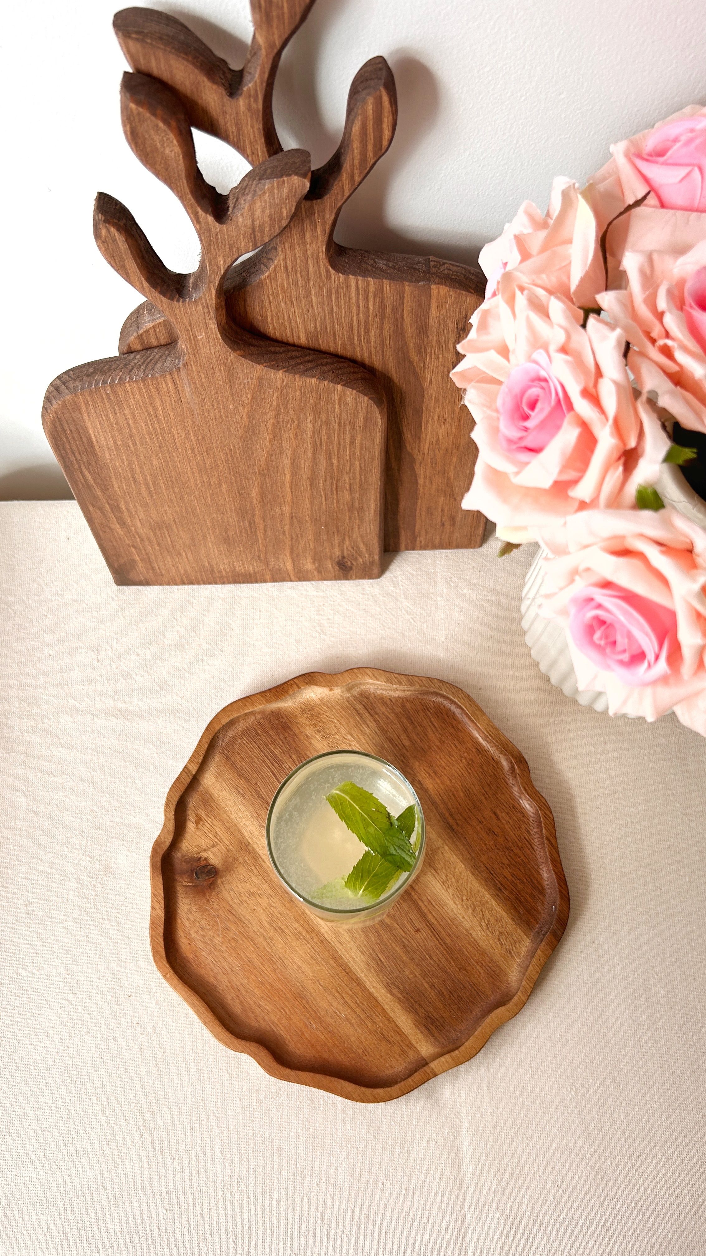 Rustic Table Setting with Pink Roses and Lemonade · Free Stock Photo