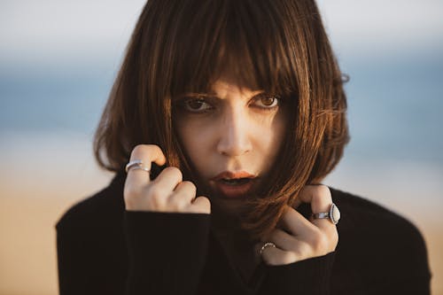 Фотография женщины в черном свитере