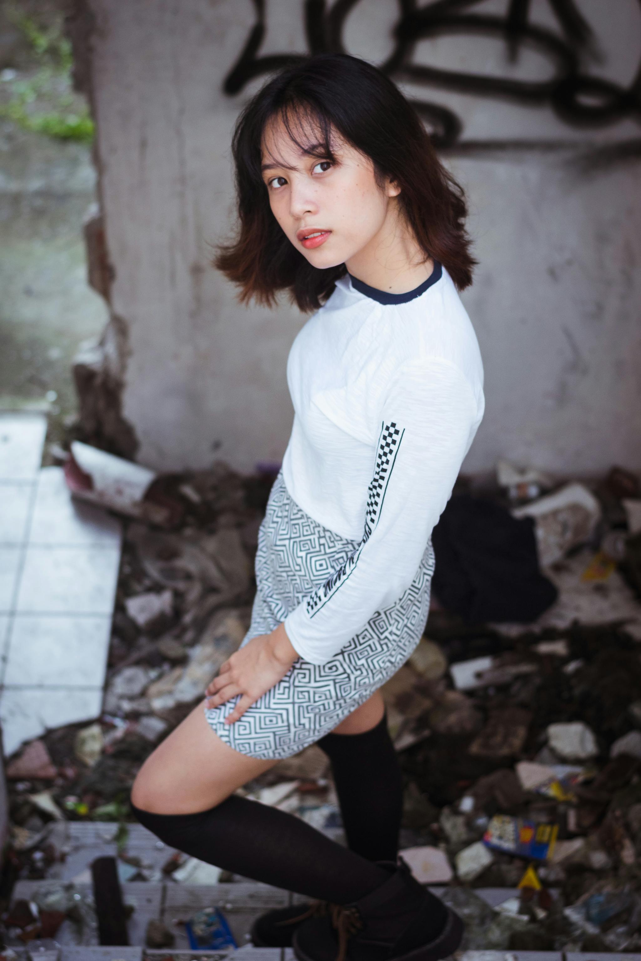 时尚女性在现代城市环境的室内摆姿势