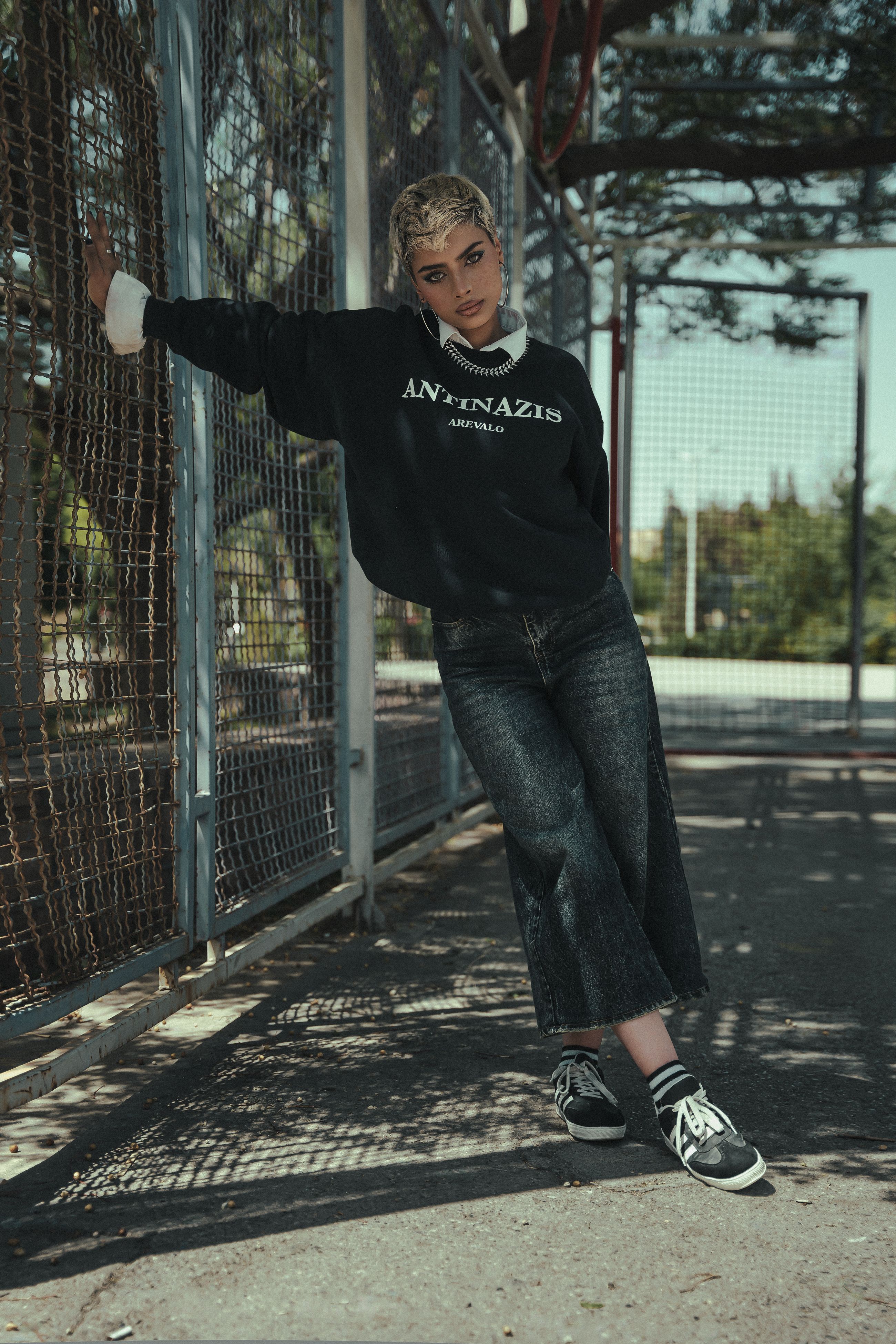 Adolescente estilosa posando em um ambiente urbano com roupa da moda.