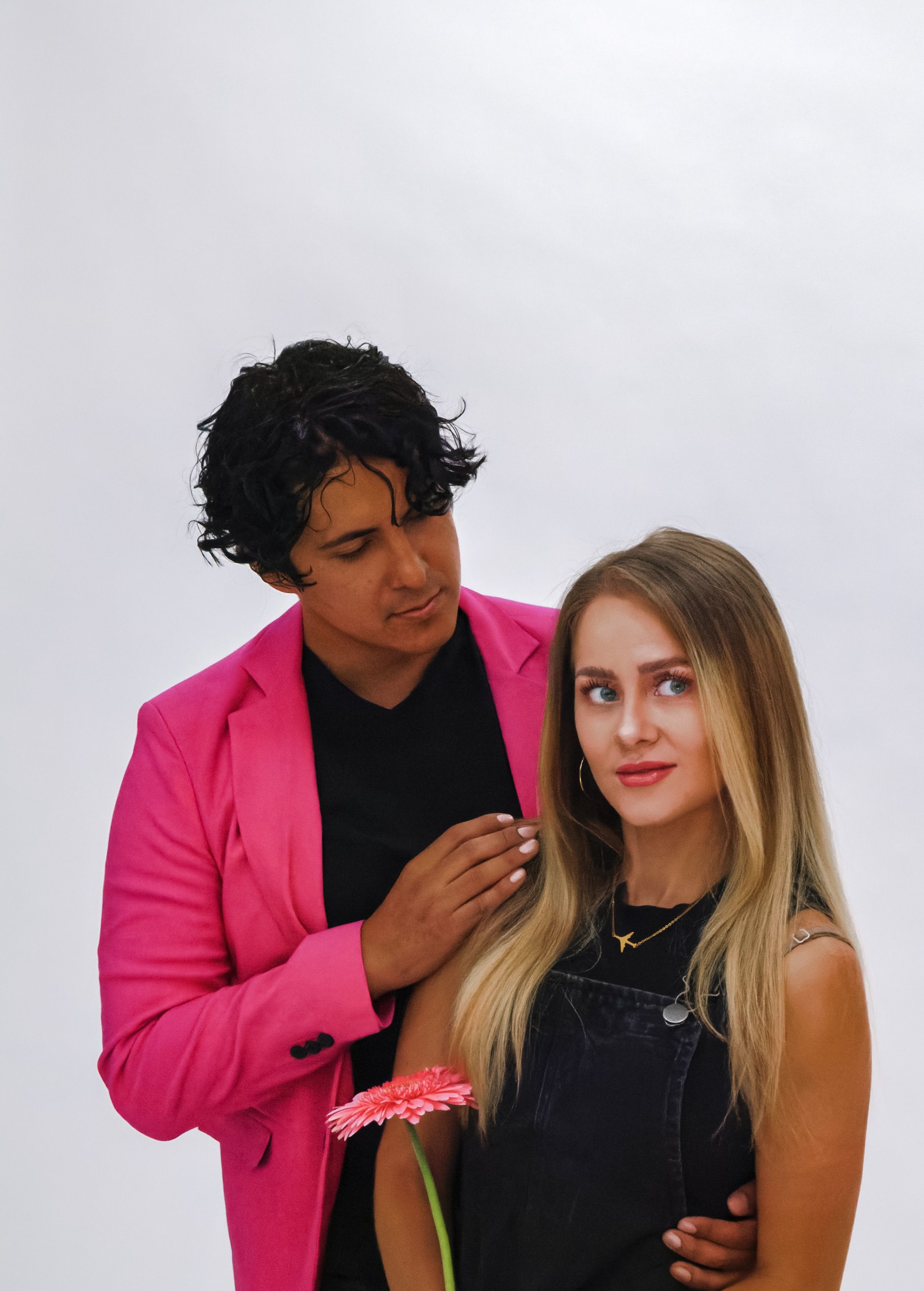 Online dating: starting a conversation on a niche platform