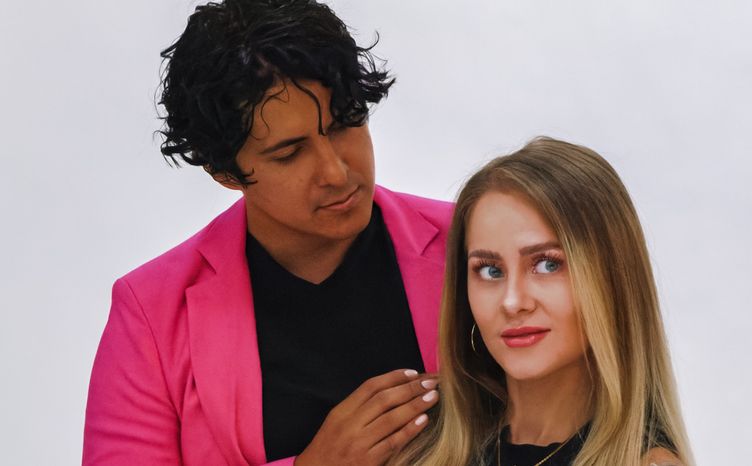 Online dating: starting a conversation on a niche platform