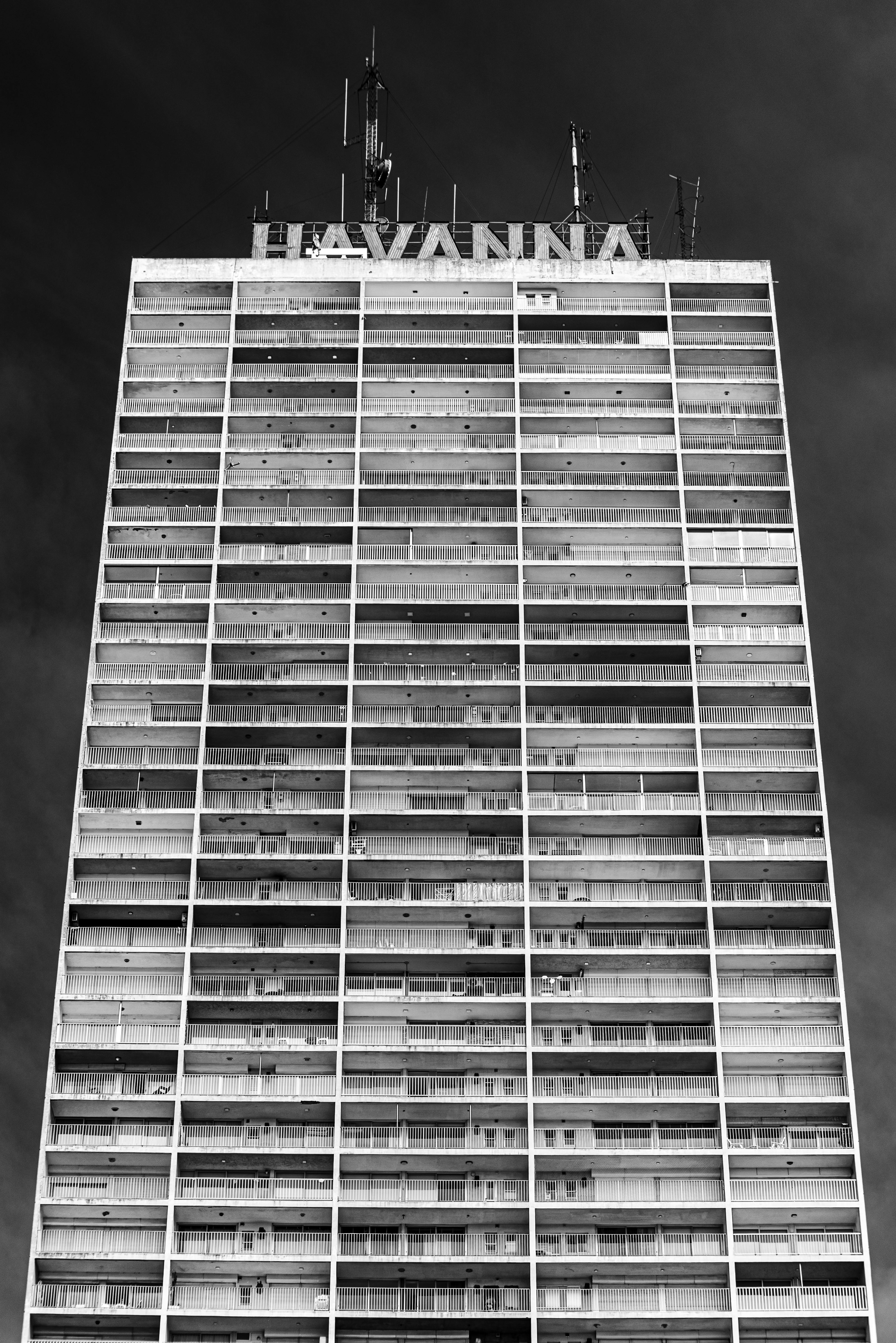 Black and white view of a tall building featuring Havanna sign in Mar del Plata, Argentina.