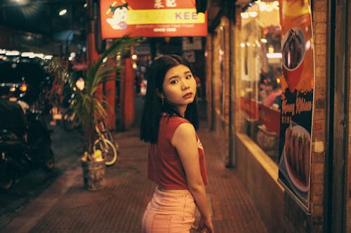 Mujer Vistiendo Rojo Crop Top Junto A Buildig