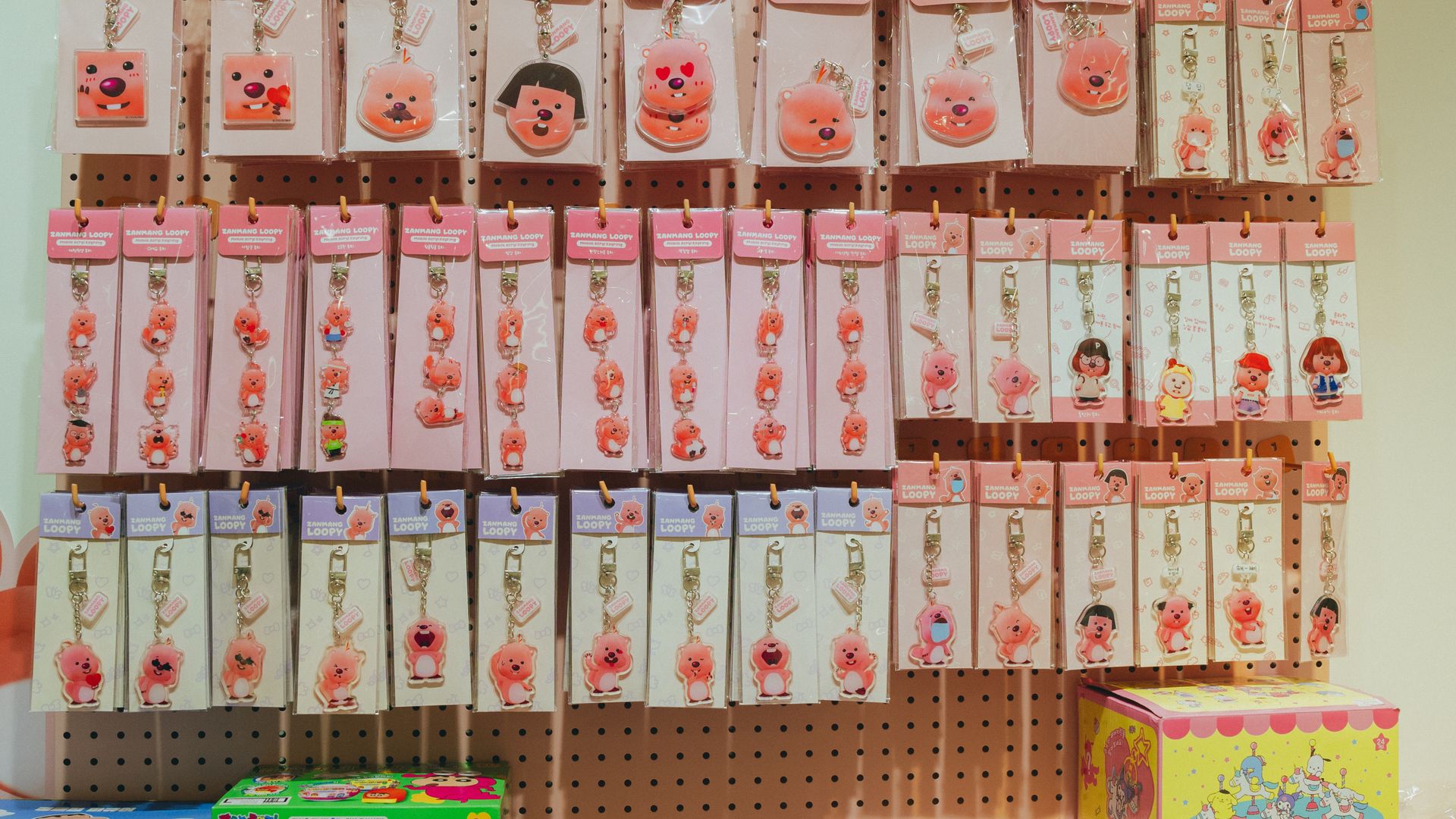 oleh oleh korea selatan berupa gantungan kunci mainan dan souvenir lucu di toko Seoul