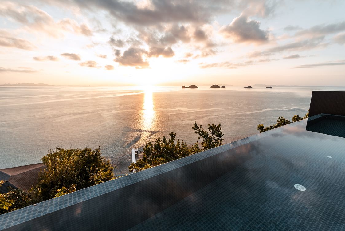 Serene Sunset over Infinity Pool in Koh Samui · Free Stock Photo