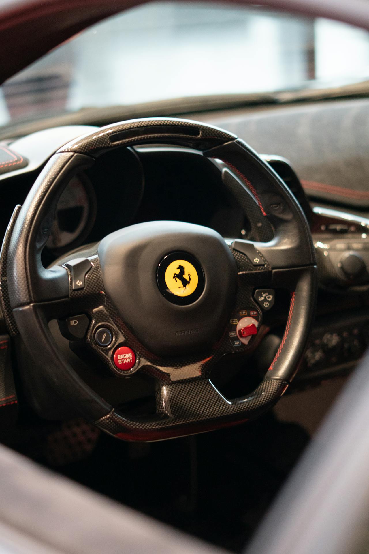 Primo piano del volante Ferrari con dettagli di design e materiali pregiati