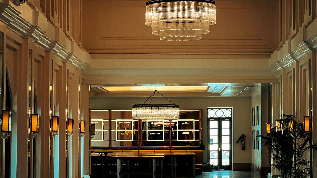 Hotel lobby with chandeliers, representing the upper-tier properties discounting most in China in 2026