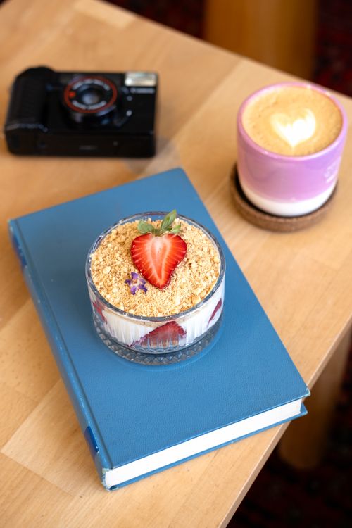 Free A delightful dessert with coffee and a camera, perfect for food and lifestyle imagery. Stock Photo