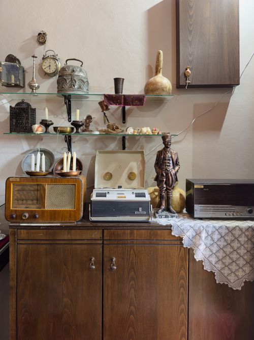 Free A collection of vintage radios and antiques displayed on a wooden cabinet in Elazığ, Türkiye. Stock Photo