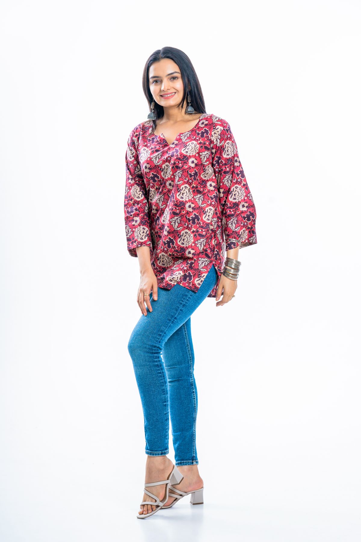 Red floral tunic styled with blue jeans for a curvy everyday outfit Red floral tunic styled with blue jeans for a curvy everyday outfit