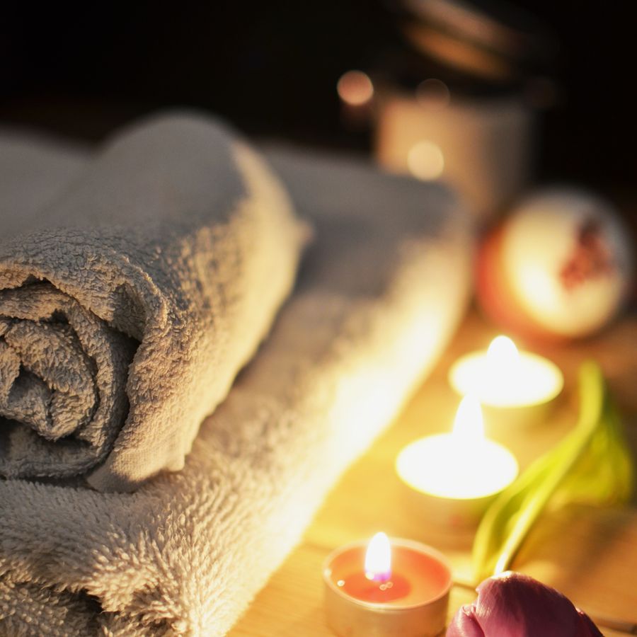 Toallas y velas encendidas en un ambiente cálido de atardecer