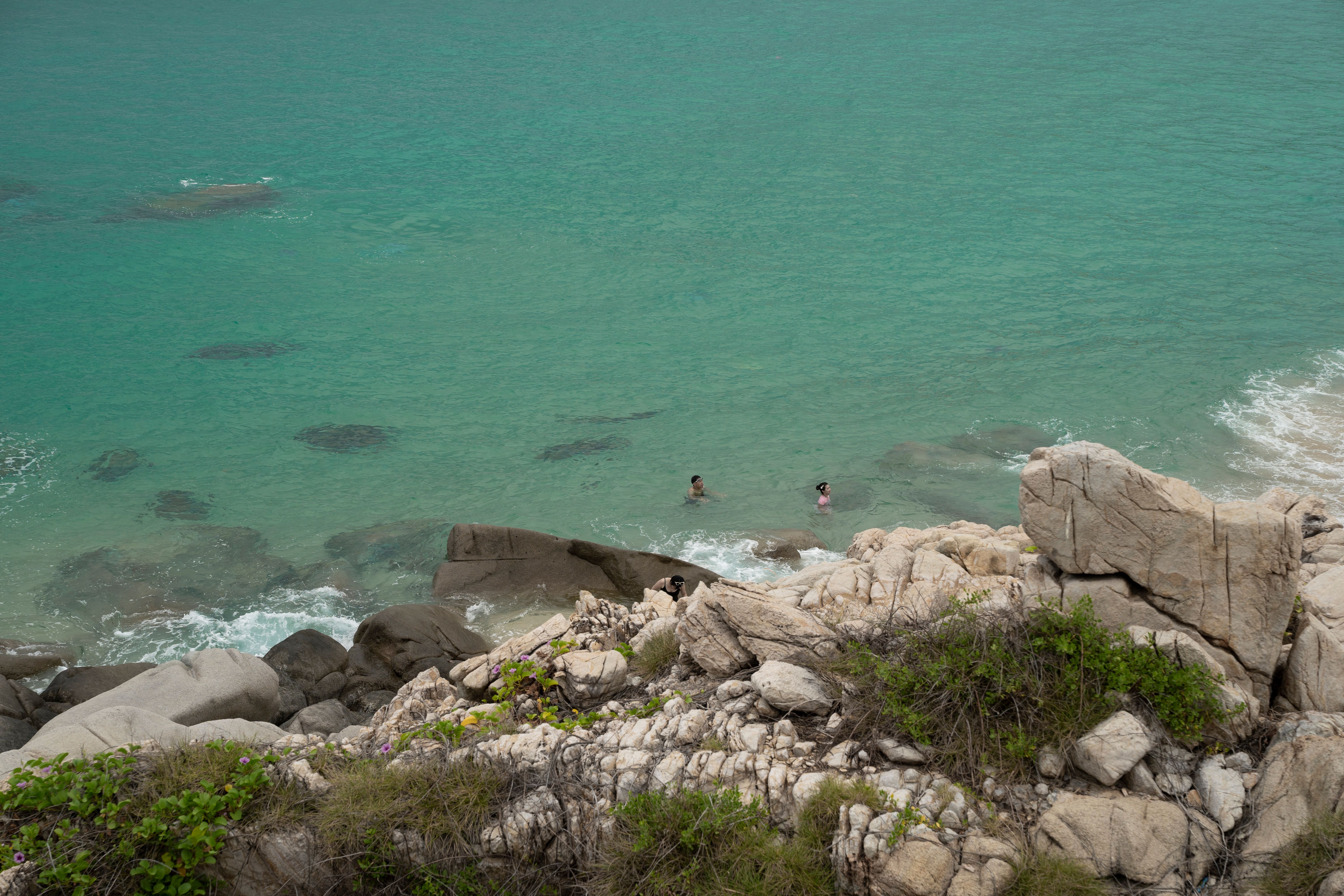 Serene Beach Scene with Rocky Shoreline · Free Stock Photo