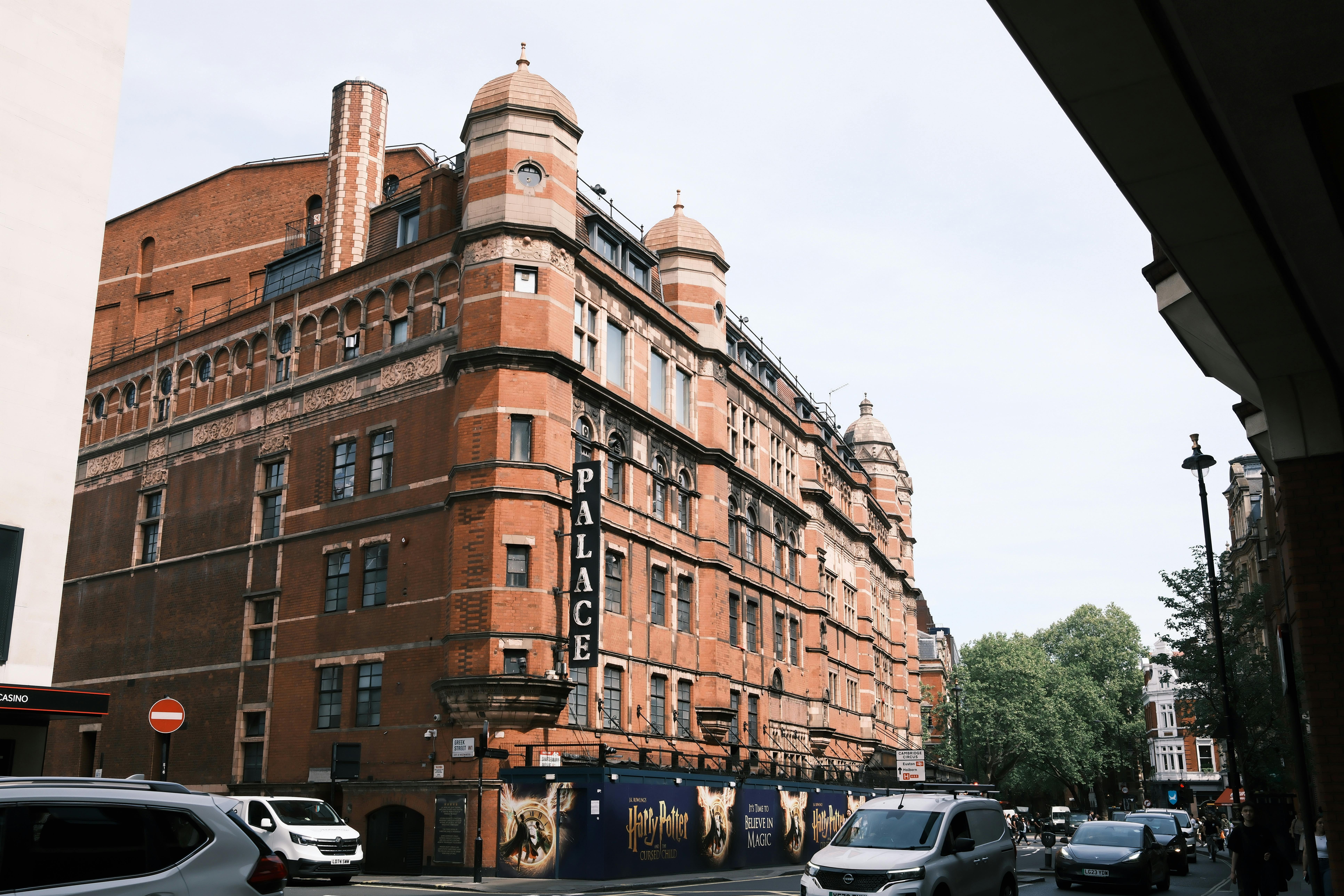 common:alt.prefix Londra'nın kültürel simgelerinden biri olan Palace Theatre'ın görünümü. common:alt.postfix