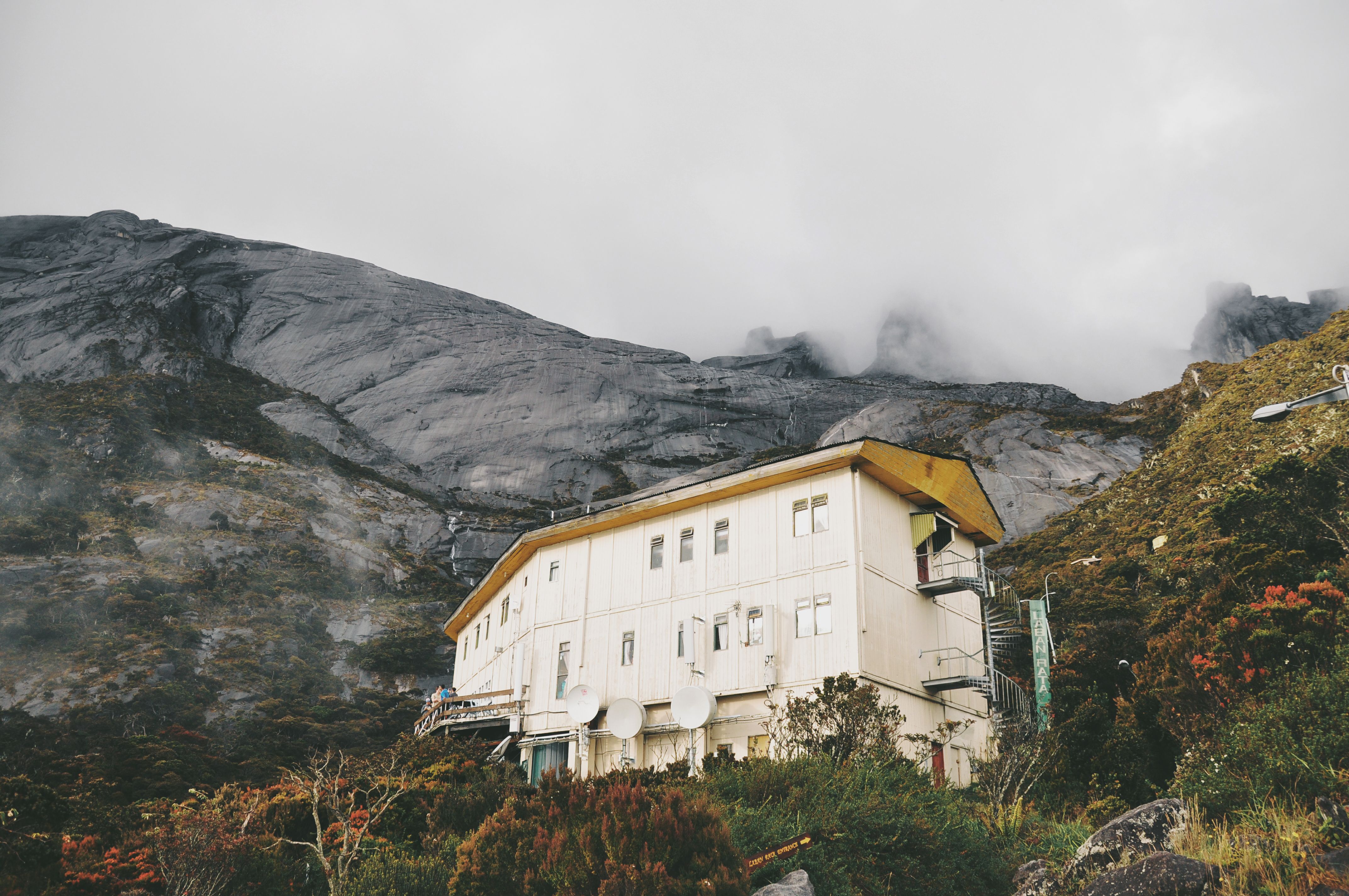 Building Near Mountain · Free Stock Photo