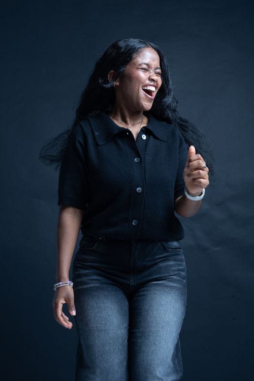 Free A woman laughing joyfully, dressed casually in a dark outfit. Stock Photo