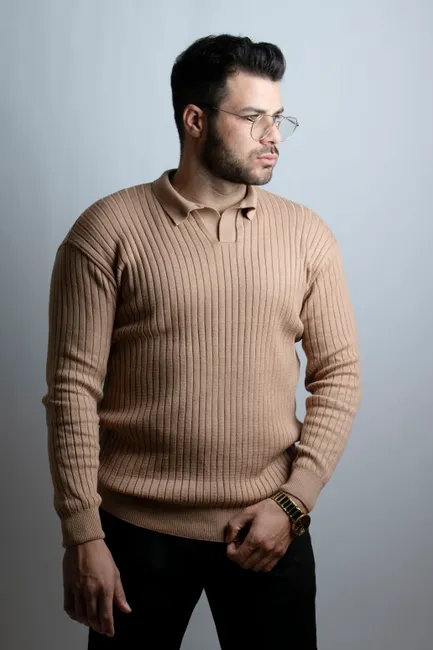 Homme portant un pull en maille côtelée beige à col boutonné
