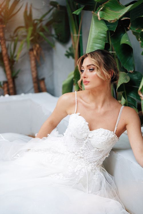 Novia Elegante Posando En Un Ambiente Tropical Interior · Foto de stock ...