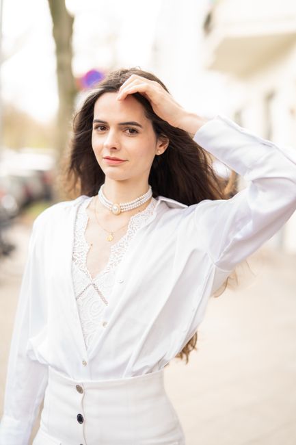 Perlas, top de encaje y camisa blanca oversize, todo en un solo tono. hoy me sentí muy arreglada y casi no lo pensé 🤍
#inspolook #white #shirt #skirt