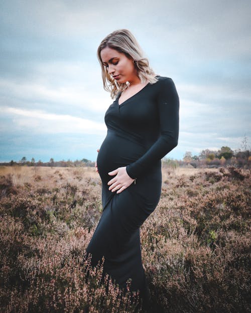 Foto De Mujer Embarazada Con Vestido Negro