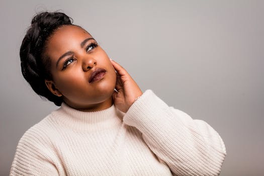 一位身着白色毛衣的女性，若有所思的时尚肖像，非常适合时尚或生活方式主题